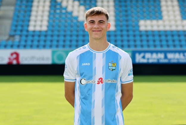 Chemnitz - Teamfoto Regionalliga Nordost Georg Hempel (26, Chemnitz), Chemnitzer FC; Regionalliga Nordost,Ê Porträttermin, 2026 2027, , Chemnitz, 17.07.2026, Stadion an der Gellertstraße, Fußball, Regionalliga Nordost, Nur für journalistische Zwecke. Only for editorial use! , *** Chemnitz Team Photo, Northeast Regional League, Georg Hempel, 26, Chemnitz, Chemnitzer FC, Northeast Regional League, portrait session, 2026–2027, , Chemnitz, July 17, 2026, Gellertstraße Stadium, soccer, Northeast Regional League, For editorial use only, Picture Point