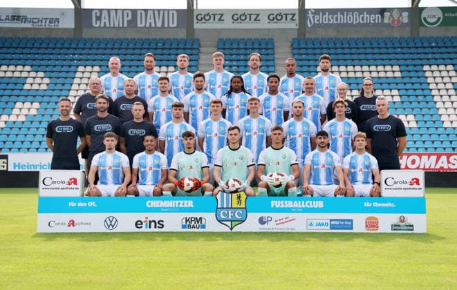 Chemnitz - Teamfoto Regionalliga Nordost Chemnitzer FC; Regionalliga Nordost,Ê Porträttermin, 2026 2027, Mannschaftsfoto, 4. Reihe:ÊÊRon Berlinski, Jan Löhmannsröben, Justin Gröger, Johannes Pistol, Dennis Slamar, Martial Ekui, Tom Baumgart , 3. Reihe: Prof. Torsten Prietzel (Mannschaftsarzt), Henry Büttner (Zeugwart), Tobias Stockinger, Roman Eppendorfer, Ken Tchouangue, Aaron Mensah, Andreas Geipl, Lina Lindner (Physiotherapeutin), Mandy Lebsuch (Medizinische Assistentin) , 2. Reihe: Benjamin Duda (Cheftrainer), Niklas Hoheneder (Co-Trainer), Patrik Brencic (Torwart-Trainer), Jonas Marx, David Vogt, Georg Hempel, Leonhard von Schroetter, Samuel Biven, Sebastian Grihm (Athletiktrainer) , 1. Reihe: Maurizio Grimaldi, Amadeus Zamora, Lukas Schunter, David Richter, David Wunsch, Domenico Alberico, Maximilian Fesser , Chemnitz, 17.07.2026, Stadion an der Gellertstraße, Fußball, Regionalliga Nordost, Nur für journalistische Zwecke. Only for editorial use! , *** Chemnitz Team Photo, Northeast Regional League, Chemnitzer FC, Northeast Regional League, Photo Shoot, 2026–2027, Team Photo, 4th Row: Ron Berlinski, Jan Löhmannsröben, Justin Gröger, Johannes Pistol, Dennis Slamar, Martial Ekui, Tom Baumgart, 3rd Row: Prof. Torsten Prietzel (Team Doctor), Henry Büttner (Equipment Manager), Tobias Stockinger, Roman Eppendorfer, Ken Tchouangue, Aaron Mensah, Andreas Geipl, Lina Lindner, physical therapist; Mandy Lebsuch, medical assistant; 2nd row: Benjamin Duda, head coach; Niklas Hoheneder, assistant coach; Patrik Brencic, goalkeeper coach; Jonas Marx, David Vogt, Georg Hempel, Leonhard von Schroetter, Samuel Biven, Sebastian Grihm (strength and conditioning coach), 1st row: Maurizio Grimaldi, Amadeus Zamora, Lukas Schunter, David Richter, David Wunsch, Domenico Alberico, Maximilian Fesser, Chemnitz, July 17, 2026, Gellertstraße Stadium, Soccer, Northeast Regional League, For journalistic purposes only, Picture Point