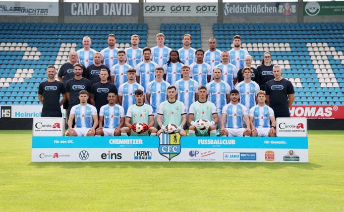 Chemnitz - Teamfoto Regionalliga Nordost Chemnitzer FC; Regionalliga Nordost,ÊPorträttermin, 2026 2027, Mannschaftsfoto, 4. Reihe:ÊÊRon Berlinski, Jan Löhmannsröben, Justin Gröger, Johannes Pistol, Dennis Slamar, Martial Ekui, Tom Baumgart , 3. Reihe: Prof. Torsten Prietzel (Mannschaftsarzt), Henry Büttner (Zeugwart), Tobias Stockinger, Roman Eppendorfer, Ken Tchouangue, Aaron Mensah, Andreas Geipl, Lina Lindner (Physiotherapeutin), Mandy Lebsuch (Medizinische Assistentin) , 2. Reihe: Benjamin Duda (Cheftrainer), Niklas Hoheneder (Co-Trainer), Patrik Brencic (Torwart-Trainer), Jonas Marx, David Vogt, Georg Hempel, Leonhard von Schroetter, Samuel Biven, Sebastian Grihm (Athletiktrainer) , 1. Reihe: Maurizio Grimaldi, Amadeus Zamora, Lukas Schunter, David Richter, David Wunsch, Domenico Alberico, Maximilian Fesser , Chemnitz, 17.07.2026, Stadion an der Gellertstraße, Fußball, Regionalliga Nordost, Nur für journalistische Zwecke. Only for editorial use! , *** Chemnitz Team Photo, Northeast Regional League, Chemnitzer FC, Northeast Regional League, Photo Shoot, 2026–2027, Team Photo, 4th Row: Ron Berlinski, Jan Löhmannsröben, Justin Gröger, Johannes Pistol, Dennis Slamar, Martial Ekui, Tom Baumgart, 3rd Row: Prof. Torsten Prietzel (Team Doctor), Henry Büttner (Equipment Manager), Tobias Stockinger, Roman Eppendorfer, Ken Tchouangue, Aaron Mensah, Andreas Geipl, Lina Lindner, physical therapist; Mandy Lebsuch, medical assistant; 2nd row: Benjamin Duda, head coach; Niklas Hoheneder, assistant coach; Patrik Brencic, goalkeeper coach; Jonas Marx, David Vogt, Georg Hempel, Leonhard von Schroetter, Samuel Biven, Sebastian Grihm (strength and conditioning coach), 1st row: Maurizio Grimaldi, Amadeus Zamora, Lukas Schunter, David Richter, David Wunsch, Domenico Alberico, Maximilian Fesser, Chemnitz, July 17, 2026, Gellertstraße Stadium, Soccer, Northeast Regional League, For journalistic purposes only, Picture Point