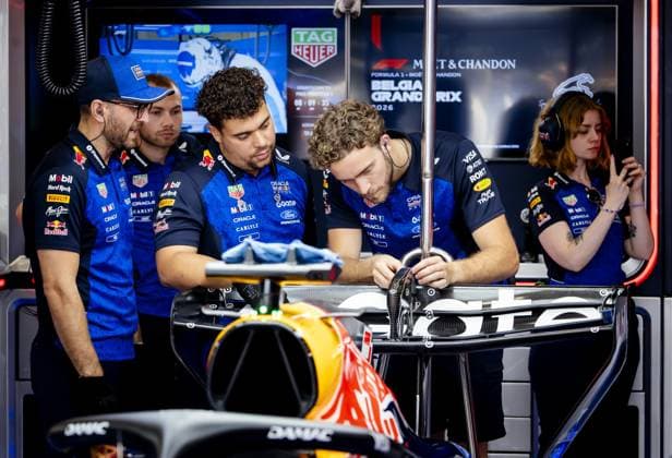 SPA - Mechanics work on the modified rear wing of Max Verstappen s (Red Bull Racing) car during the first free practice session at the Spa-Francorchamps circuit ahead of the Belgian Grand Prix. SEM VAN DER WAL ANP xVIxANPxSportx xxANPxIVx 563711514 originalFilename: 563711514.jpg