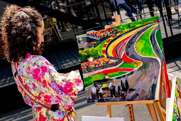 Sport Themen der Woche KW29 SPA - An artist paints the famous corner during the Formula 1 Belgium at Spa Francorchamps on July 17, 2026 in Spa, Belgium. (Photo by DeFodi Images) - *** SPA An artist paints the famous corner during the Formula 1 Belgian Grand Prix at Spa-Francorchamps on July 17, 2026, in Spa, Belgium. Photo by DeFodi Images