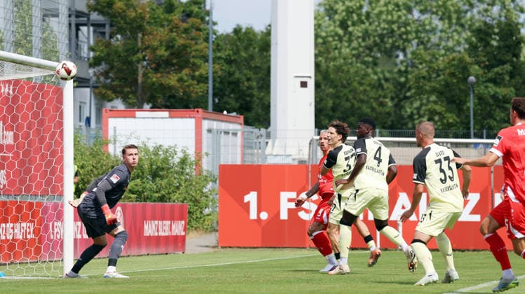 17.07.2026, xrekx, Fussball Testspiel, FSV Mainz 05 - 1.FC Kaiserslautern v.l. Julian Krahl (1.FC Kaiserslautern) Phillip Tietz (1. FSV Mainz 05) erzielt das Tor, Treffer, scores the goal zum 1:0 per Kopf (DFL DFB REGULATIONS PROHIBIT ANY USE OF PHOTOGRAPHS as IMAGE SEQUENCES and or QUASI-VIDEO) Mainz *** July 17, 2026, xrekx, Soccer Friendly Match, FSV Mainz 05 vs. 1. FC Kaiserslautern: Julian Krahl (1. FC Kaiserslautern) and Phillip Tietz (FSV Mainz 05); Phillip Tietz scores the goal, goal, scores the goal to make it 1–0 with a header DFL DFB REGULATIONS PROHIBIT ANY USE OF PHOTOGRAPHS as IMAGE SEQUENCES and or QUASI-VIDEO Mainz