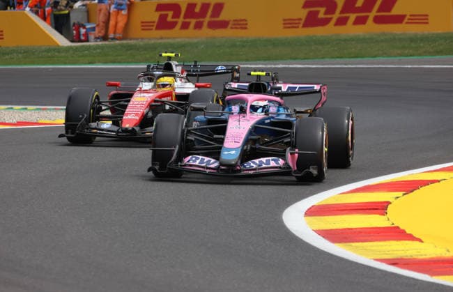 17.07.2026, Circuit de Spa-Francorchamps, Spa-Francorchamps, Formula 1 Moet & Chandon Belgian Grand Prix 2026 , im Bild Lewis Hamilton aus Großbritannien vom Team Scuderia Ferrari HP im Fahrerlager., Franco Colapinto (ARG), BWT Alpine F1 Team (Photo by Alessandro Martellottta Hasan Bratic DeFodi Images) - *** July 17, 2026, Circuit de Spa-Francorchamps, Spa-Francorchamps, 2026 Formula 1 Moët & Chandon Belgian Grand Prix; pictured: Lewis Hamilton of Great Britain from the Scuderia Ferrari HP team in the paddock; Franco Colapinto (ARG), BWT Alpine F1 Team. Photo by Alessandro Martellotta, Hasan Bratic, DeFodi Images