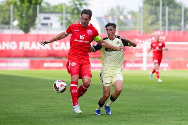 17.07.2026, xydrx, Fußball, Testspiel, 1. FSV Mainz 05 - 1. FC Kaiserslautern, Saison 2026 2027, Stadion am Bruchweg: Dominik Kohr (1.FSV Mainz 05, 31) im Zweikampf gegen Owen Gibs (1.FC Kaiserslautern, 43) DFB regulations prohibit any use of photographs as image sequences and or quasi-video. *** July 17, 2026, xydrx, Soccer, Friendly Match, 1 FSV Mainz 05 vs. 1 FC Kaiserslautern, 2026–2027 Season, Bruchweg Stadium: Dominik Kohr (1 FSV Mainz 05) in a tackle against Owen Gibs (1 FC Kaiserslautern) at the 31-minute mark; DFB regulations prohibit any use of photographs as image sequences and or quasi-video Copyright: HMBxMedia YannisxDreimann