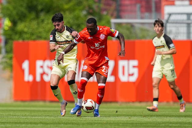 17.07.2026, xydrx, Fußball, Testspiel, 1. FSV Mainz 05 - 1. FC Kaiserslautern, Saison 2026 2027, Stadion am Bruchweg: Semih Sahin (1.FC Kaiserslautern, 8) im Zweikampf gegen Sheraldo Becker (1.FSV Mainz 05, 23) DFB regulations prohibit any use of photographs as image sequences and or quasi-video. *** July 17, 2026, xydrx, Soccer, Friendly Match, 1 FSV Mainz 05 vs. 1 FC Kaiserslautern, 2026–2027 Season, Bruchweg Stadium: Semih Sahin (1 FC Kaiserslautern) in a tackle against Sheraldo Becker (1 FSV Mainz 05), 8. DFB regulations prohibit any use of photographs as image sequences and or quasi-video. Copyright: HMBxMedia YannisxDreimann