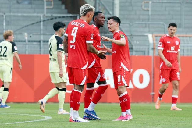17.07.2026, xrekx, Fussball Testspiel, FSV Mainz 05 - 1.FC Kaiserslautern v.l. Torjubel nach dem Tor zum 2:0 celebrating the goal celebrate durch Sheraldo Becker (1. FSV Mainz 05) mit Phillip Tietz (1. FSV Mainz 05) Paul Nebel (1. FSV Mainz 05) (DFL DFB REGULATIONS PROHIBIT ANY USE OF PHOTOGRAPHS as IMAGE SEQUENCES and or QUASI-VIDEO) Mainz *** July 17, 2026, xrekx, Soccer Friendly Match, FSV Mainz 05 vs. 1 FC Kaiserslautern: Goal celebration after the 2–0 goal scored by Sheraldo Becker; 1 FSV Mainz 05 with Phillip Tietz; 1 FSV Mainz 05 Paul Nebel; 1 FSV Mainz 05 DFL DFB REGREGULATIONS PROHIBIT ANY USE OF PHOTOGRAPHS AS IMAGE SEQUENCES AND OR QUASI-VIDEO Mainz