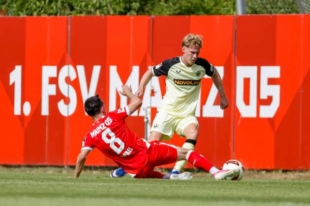Paul Nebel (1.FSV Mainz, 08) und Mika Haas (1. FC Kaiserslautern, 22) im Zweikampf , Deutschland, Fussball, Testspiel, 2026 2027, 1.FSV Mainz 05 vs. 1.FC Kaiserslautern, 17.07.2026, Mainz Bruchwegstadion Rheinland-Pfalz Deutschland *** Paul Nebel (1 FSV Mainz 08) and Mika Haas (1 FC Kaiserslautern 22) in a tackle, Germany, soccer, friendly match, 2026–2027, 1 FSV Mainz 05 vs. 1 FC Kaiserslautern, July 17, 2026, Bruchwegstadion, Mainz, Rhineland-Palatinate, Germany Copyright: xGrantxHubbsx