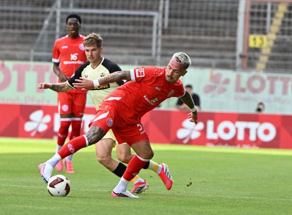 Fussball-Bundesliga - Saison 2026 27 Bruchweg-Stadion - Testspiel 17.07.26 1. FSV Maunz 05 (mz) - 1. FC Kaiserslautern (fck) Paul JOLY(1. FC Kaiserslautern), li - Phillip TIETZ (mz) Fussball-Bundesliga - 1. FSV Mainz 05 *** German Bundesliga 2026–27 Season, Bruchweg Stadium, Friendly Match, July 17, 2026: FSV Mainz 05 1, 1. FC Kaiserslautern 0; Paul JOLY, 1. FC Kaiserslautern, li Phillip TIETZ mz German Bundesliga 1 FSV Mainz 05
