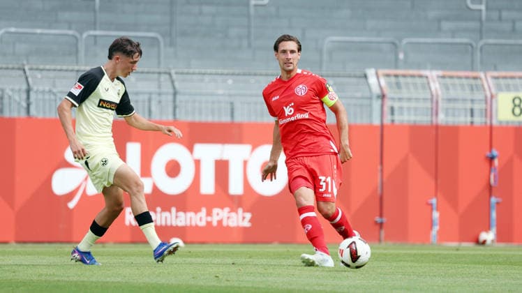 17.07.2026, xrekx, Fussball Testspiel, FSV Mainz 05 - 1.FC Kaiserslautern v.l. Owen Gibs (1.FC Kaiserslautern) Dominik Kohr (1. FSV Mainz 05) (DFL DFB REGULATIONS PROHIBIT ANY USE OF PHOTOGRAPHS as IMAGE SEQUENCES and or QUASI-VIDEO) Mainz *** July 17, 2026, xrekx, Soccer Friendly Match, FSV Mainz 05 1 FC Kaiserslautern v l Owen Gibs 1 FC Kaiserslautern Dominik Kohr 1 FSV Mainz 05 DFL DFB REGULATIONS PROHIBIT ANY USE OF PHOTOGRAPHS as IMAGE SEQUENCES and or QUASI-VIDEO Mainz