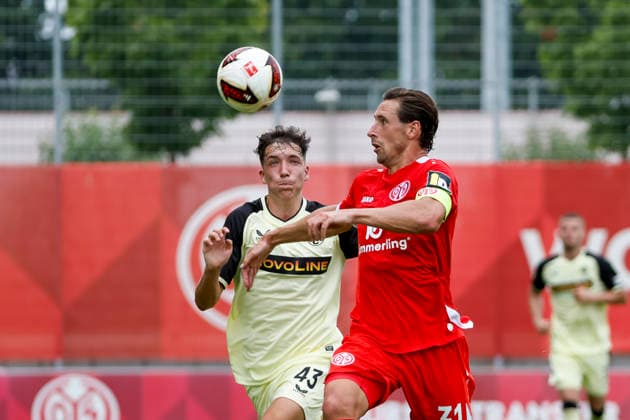 Owen Gibs (1. FC Kaiserslautern, 43) und Dominik Kohr (1.FSV Mainz, 31) im Kampf um den Ball , Deutschland, Fussball, Testspiel, 2026 2027, 1.FSV Mainz 05 vs. 1.FC Kaiserslautern, 17.07.2026, Mainz Bruchwegstadion Rheinland-Pfalz Deutschland *** Owen Gibs of 1 FC Kaiserslautern, 43, and Dominik Kohr of 1 FSV Mainz, 31, battling for the ball, Germany, soccer, friendly match, 2026–2027, 1 FSV Mainz 05 vs. 1 FC Kaiserslautern, July 17, 2026, Bruchwegstadion, Mainz, Rhineland-Palatinate, Germany Copyright: xGrantxHubbsx