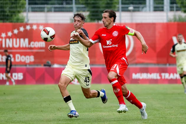 Owen Gibs (1. FC Kaiserslautern, 43) und Dominik Kohr (1.FSV Mainz, 31) im Kampf um den Ball , Deutschland, Fussball, Testspiel, 2026 2027, 1.FSV Mainz 05 vs. 1.FC Kaiserslautern, 17.07.2026, Mainz Bruchwegstadion Rheinland-Pfalz Deutschland *** Owen Gibs of 1 FC Kaiserslautern, 43, and Dominik Kohr of 1 FSV Mainz, 31, battling for the ball, Germany, soccer, friendly match, 2026–2027, 1 FSV Mainz 05 vs. 1 FC Kaiserslautern, July 17, 2026, Bruchwegstadion, Mainz, Rhineland-Palatinate, Germany Copyright: xGrantxHubbsx
