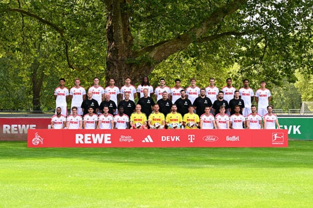 Mannschaftsfoto: 1. FC Köln; 1.BL, Porträttermin 2026 2027, Mannschaftsfoto, Hi. Reihe v.li.: Nilas Yacobi, Sebastian Sebulonsen, Marius Bülter, Julian Pauli , Rav van den Berg, Elias Bakatukanda, Luka Lotschoschwili, Jahmai Simpson-Pusey, Timo Hübers, Joel Schmied, Youssopha Niang, David Fürst, Jonathan Friemel. Mi. Reihe v.li.: Cheftrainer RenÃ Wagner, Co-Trainer Armin Reutershahn, Co-Trainer Evengelos Sbonias, Co-Trainer Kevin McKenna, Torwarttrainer Peter Greiber, Max Weuthen (Athletiktrainer), Tillmann Bockhorst (Athletiktrainer), Leif Frach (Reha- und Athletiktrianer), Denis Huckestein (Co-Trainer Analyse). Vo. Reihe v. li.: Linton Maina, Alessio Castro-Montes, Kristiyan Irmiev, Luca Waldschmidt, Ragnar Ache, Matthias Köbbing, Marvin Schwäbe, Ron-Robert Zieler, Mikolaj Marutzki , Said El Mala, Isak Johanneson, Maik Afri Akumu, Tom Krauß, Jan Thielmann *** 1. FC Köln Bundesliga Team Photo, 2026–2027 Portrait Session, Team photo, back row from left: Nilas Yacobi, Sebastian Sebulonsen, Marius Bülter, Julian Pauli, Rav van den Berg, Elias Bakatukanda, Luka Lotschoschwili, Jahmai Simpson Pusey, Timo Hübers, Joel Schmied, Youssopha Niang, David Fürst, Jonathan Friemel; middle row, from left: Head Coach Renà Wagner, Assistant Coach Armin Reutershahn, Assistant Coach Evengelos Sbonias, Assistant Coach Kevin McKenna, Goalkeeper Coach Peter Greiber, Max Weuthen, strength and conditioning coach; Tillmann Bockhorst, strength and conditioning coach; Leif Frach, rehabilitation and strength and conditioning coach; Denis Huckestein, assistant coach for analysis. Front row, from left: Linton Maina, Alessio Castro Montes, Kristiyan Irmiev, Luca Waldschmidt, Ragnar Ache, Matthias Köbbing, Marvin Schwäbe, Ron Robert Zieler, Mikolaj Marutzki, Said El Mala, Isak Johanneson, Maik Afri Akumu, Tom Krauß, Jan Thielmann