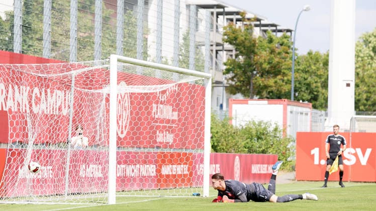 17.07.2026, xrekx, Fussball Testspiel, FSV Mainz 05 - 1.FC Kaiserslautern v.l. Elfmeter Paul Nebel (1. FSV Mainz 05) zum 3:0 Julian Krahl (1.FC Kaiserslautern) (DFL DFB REGULATIONS PROHIBIT ANY USE OF PHOTOGRAPHS as IMAGE SEQUENCES and or QUASI-VIDEO) Mainz *** July 17, 2026, xrekx, Soccer Friendly Match, FSV Mainz 05 vs. 1. FC Kaiserslautern: Penalty kick by Paul Nebel (1) FSV Mainz 05 to make it 3–0; Julian Krahl (1) 1. FC Kaiserslautern. DFL and DFB regulations prohibit any use of photographs as image sequences and or QUASI VIDEO Mainz