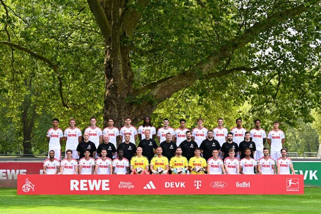 Mannschaftsfoto: 1. FC Köln; 1.BL, Porträttermin 2026 2027, Mannschaftsfoto, Hi. Reihe v.li.: Nilas Yacobi, Sebastian Sebulonsen, Marius Bülter, Julian Pauli , Rav van den Berg, Elias Bakatukanda, Luka Lotschoschwili, Jahmai Simpson-Pusey, Timo Hübers, Joel Schmied, Youssopha Niang, David Fürst, Jonathan Friemel. Mi. Reihe v.li.: Cheftrainer RenÃ Wagner, Co-Trainer Armin Reutershahn, Co-Trainer Evengelos Sbonias, Co-Trainer Kevin McKenna, Torwarttrainer Peter Greiber, Max Weuthen (Athletiktrainer), Tillmann Bockhorst (Athletiktrainer), Leif Frach (Reha- und Athletiktrianer), Denis Huckestein (Co-Trainer Analyse). Vo. Reihe v. li.: Linton Maina, Alessio Castro-Montes, Kristiyan Irmiev, Luca Waldschmidt, Ragnar Ache, Matthias Köbbing, Marvin Schwäbe, Ron-Robert Zieler, Mikolaj Marutzki , Said El Mala, Isak Johanneson, Maik Afri Akumu, Tom Krauß, Jan Thielmann *** 1. FC Köln Bundesliga Team Photo, 2026–2027 Portrait Session, Team photo, back row from left: Nilas Yacobi, Sebastian Sebulonsen, Marius Bülter, Julian Pauli, Rav van den Berg, Elias Bakatukanda, Luka Lotschoschwili, Jahmai Simpson Pusey, Timo Hübers, Joel Schmied, Youssopha Niang, David Fürst, Jonathan Friemel; middle row, from left: Head Coach Renà Wagner, Assistant Coach Armin Reutershahn, Assistant Coach Evengelos Sbonias, Assistant Coach Kevin McKenna, Goalkeeper Coach Peter Greiber, Max Weuthen, strength and conditioning coach; Tillmann Bockhorst, strength and conditioning coach; Leif Frach, rehabilitation and strength and conditioning coach; Denis Huckestein, assistant coach for analysis. Front row, from left: Linton Maina, Alessio Castro Montes, Kristiyan Irmiev, Luca Waldschmidt, Ragnar Ache, Matthias Köbbing, Marvin Schwäbe, Ron Robert Zieler, Mikolaj Marutzki, Said El Mala, Isak Johanneson, Maik Afri Akumu, Tom Krauß, Jan Thielmann