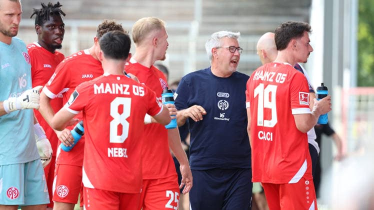 17.07.2026, xrekx, Fussball Testspiel, FSV Mainz 05 - 1.FC Kaiserslautern v.l. Trinkpause Urs Fischer, Trainer (1. FSV Mainz 05) gibt Anweisungen, gestikuliert, mit den Armen gestikulieren gives instructions, gesticulate (DFL DFB REGULATIONS PROHIBIT ANY USE OF PHOTOGRAPHS as IMAGE SEQUENCES and or QUASI-VIDEO) Mainz *** July 17, 2026, xrekx, Soccer Friendly Match, FSV Mainz 05 vs. 1. FC Kaiserslautern – Water Break: Urs Fischer, Coach of FSV Mainz 05 gives instructions, gesticulates with his arms DFL DFB REGULATIONS PROHIBIT ANY USE OF PHOTOGRAPHS as IMAGE SEQUENCES and or QUASI-VIDEO Mainz