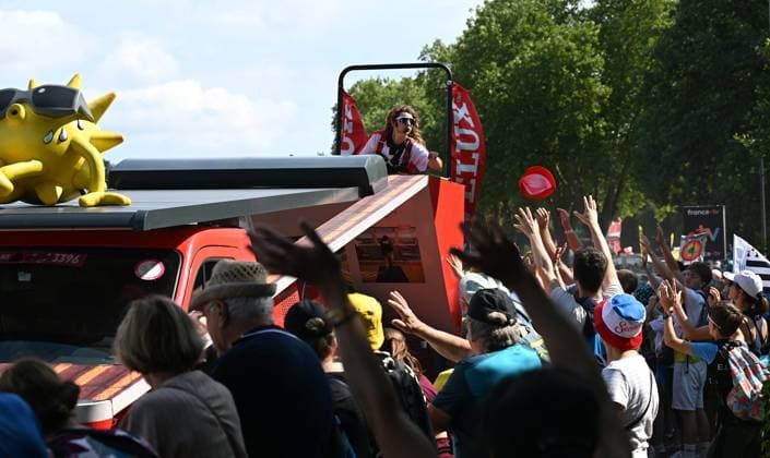 Départ 13e étape du tour de France, Dole, 17 juillet PHOTOPQR LE PROGRES Philippe TRIAS - 17 07 2026 - Départ 13e étape du tour de France, Dole, 17 juillet -Départ de la 13e étape du Tour de France dans la ville de Dole. Ambiance de la caravane qui passe sur fond de la collégiale et le départ fictif des coureurs avenue de Lahr. - CYCLING TOUR DE FRANCE 2026 - STAGE 13 JULY 17 2026 Jura Franche-Comté France  Copyright: xPHOTOPQR LExPROGRES MAXPPPxPhilippexTRIASx 20260717LPL4376 20260717LPL4376
