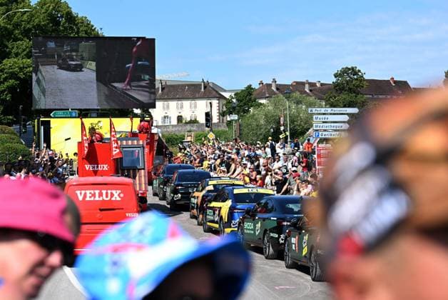 Départ 13e étape du tour de France, Dole, 17 juillet PHOTOPQR LE PROGRES Philippe TRIAS - 17 07 2026 - Départ 13e étape du tour de France, Dole, 17 juillet -Départ de la 13e étape du Tour de France dans la ville de Dole. Ambiance de la caravane qui passe sur fond de la collégiale et le départ fictif des coureurs avenue de Lahr. - CYCLING TOUR DE FRANCE 2026 - STAGE 13 JULY 17 2026 Jura Franche-Comté France  Copyright: xPHOTOPQR LExPROGRES MAXPPPxPhilippexTRIASx 20260717LPL4386 20260717LPL4386