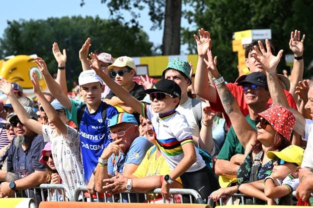 Départ 13e étape du tour de France, Dole, 17 juillet PHOTOPQR LE PROGRES Philippe TRIAS - 17 07 2026 - Départ 13e étape du tour de France, Dole, 17 juillet -Départ de la 13e étape du Tour de France dans la ville de Dole. Ambiance de la caravane qui passe sur fond de la collégiale et le départ fictif des coureurs avenue de Lahr. - CYCLING TOUR DE FRANCE 2026 - STAGE 13 JULY 17 2026 Jura Franche-Comté France  Copyright: xPHOTOPQR LExPROGRES MAXPPPxPhilippexTRIASx 20260717LPL4387 20260717LPL4387