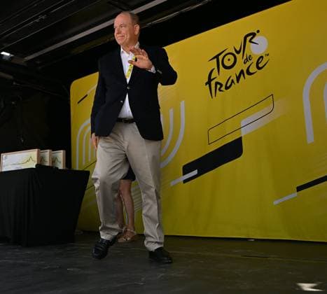 Départ 13e étape du tour de France, Dole, 17 juillet PHOTOPQR LE PROGRES Philippe TRIAS - 17 07 2026 - Départ 13e étape du tour de France, Dole, 17 juillet -Départ de la 13e étape du Tour de France dans la ville de Dole. Ambiance de la caravane qui passe sur fond de la collégiale et le départ fictif des coureurs avenue de Lahr. Le prince Albert II de Monaco était au départ de cette 13e étape. - CYCLING TOUR DE FRANCE STAGE 13 JULY 17 2026 Jura Franche-Comté France  Copyright: xPHOTOPQR LExPROGRES MAXPPPxPhilippexTRIASx 20260717LPL4436 20260717LPL4436