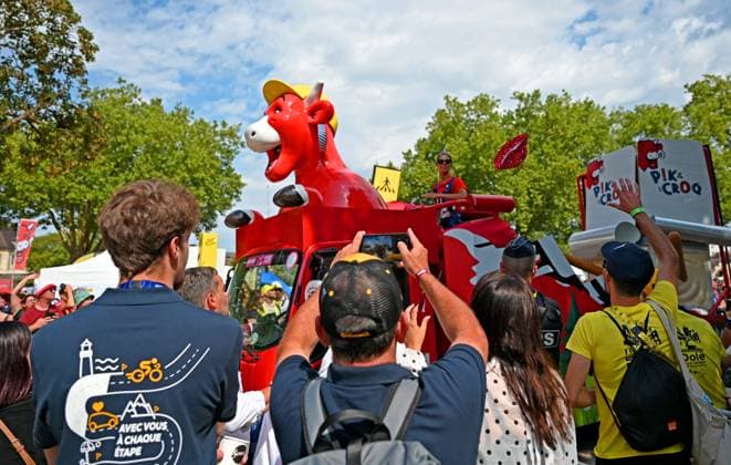 Départ 13e étape du tour de France, Dole, 17 juillet PHOTOPQR LE PROGRES Philippe TRIAS - 17 07 2026 - Départ 13e étape du tour de France, Dole, 17 juillet -Départ de la 13e étape du Tour de France dans la ville de Dole. Ambiance de la caravane qui passe sur fond de la collégiale et le départ fictif des coureurs avenue de Lahr. - CYCLING TOUR DE FRANCE STAGE 13 JULY 17 2026 Jura Franche-Comté France  Copyright: xPHOTOPQR LExPROGRES MAXPPPxPhilippexTRIASx 20260717LPL4476 20260717LPL4476