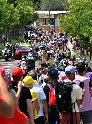 Départ 13e étape du tour de France, Dole, 17 juillet PHOTOPQR LE PROGRES Philippe TRIAS - 17 07 2026 - Départ 13e étape du tour de France, Dole, 17 juillet -Départ de la 13e étape du Tour de France dans la ville de Dole. Ambiance de la caravane qui passe sur fond de la collégiale et le départ fictif des coureurs avenue de Lahr. - CYCLING TOUR DE FRANCE STAGE 13 JULY 17 2026 Jura Franche-Comté France  Copyright: xPHOTOPQR LExPROGRES MAXPPPxPhilippexTRIASx 20260717LPL4481 20260717LPL4481