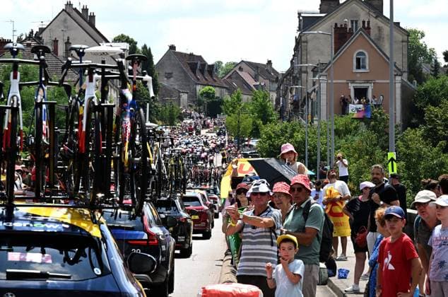 Départ 13e étape du tour de France, Dole, 17 juillet PHOTOPQR LE PROGRES Philippe TRIAS - 17 07 2026 - Départ 13e étape du tour de France, Dole, 17 juillet -Départ de la 13e étape du Tour de France dans la ville de Dole. Ambiance de la caravane qui passe sur fond de la collégiale et le départ fictif des coureurs avenue de Lahr. - CYCLING TOUR DE FRANCE STAGE 13 JULY 17 2026 Jura Franche-Comté France  Copyright: xPHOTOPQR LExPROGRES MAXPPPxPhilippexTRIASx 20260717LPL4482 20260717LPL4482