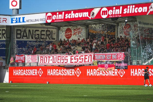 Fussball Österreich - 17.07.2026 - Internationales Testspiel - SV Oberbank Ried vs. Rot Weiss Essen - BWT x Oberösterreichische Arena (Ried, Österreich): Fans, Ultras, Auswärtsfans *** Soccer Austria July 17, 2026 International Friendly: SV Oberbank Ried vs. Rot Weiss Essen BWT at Oberösterreichische Arena Ried, Austria Fans, Ultras, Away Fans Copyright: xLukasxBierederx