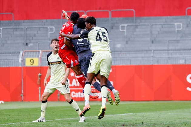 Ransford Königsdörffer, Konigsdorffer (1.FSV Mainz, 11), Yannick Onohiol (1. FC Kaiserslautern, 34) und Kelven Frees (1. FC Kaiserslautern, 45) im Kampf um den Ball , Deutschland, Fussball, Testspiel, 2026 2027, 1.FSV Mainz 05 vs. 1.FC Kaiserslautern, 17.07.2026, Mainz Bruchwegstadion Rheinland-Pfalz Deutschland *** Ransford Königsdörffer, Konigsdorffer 1 FSV Mainz, 11, Yannick Onohiol, 1 FC Kaiserslautern, 34, and Kelven Frees, 1 FC Kaiserslautern, 45, battling for the ball, Germany, soccer, friendly match, 2026–2027, 1 FSV Mainz 05 vs. 1 FC Kaiserslautern, July 17, 2026, Mainz Bruchwegstadion, Rhineland-Palatinate, Germany Copyright: xGrantxHubbsx