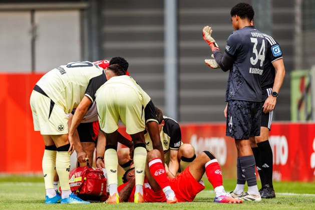 MAINZ, GERMANY - JULY 17: Ransford-Yeboah Koenigsdoerffer (Königsdörffer, 1. FSV Mainz 05, 11) was hit by Yannick Onohiol (1. FC Kaiserslautern, 34) during the battle for the ball in the air during the exhibition game between 1. FSV Mainz 05 vs. 1. FC Kaiserslautern at Bruchweg Stadium in preparation for the Bundesliga season 2026 27 on July 17, 2026 in Mainz, Germany. Ransford-Yeboah Koenigsdoerffer (Königsdörffer, 1. FSV Mainz 05, 11) is hurt and is being treated. He has a laceration on the face. DFL REGULATIONS PROHIBIT ANY USE OF PHOTOGRAPHS AS IMAGE SEQUENCES AND OR QUASI-VIDEO. Rhineland-Palatinate Germany Copyright: xStephanxHahnex