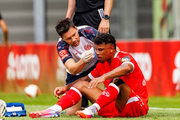 MAINZ, GERMANY - JULY 17: Ransford-Yeboah Koenigsdoerffer (Königsdörffer, 1. FSV Mainz 05, 11) was hit by Yannick Onohiol (1. FC Kaiserslautern, 34) during the battle for the ball in the air during the exhibition game between 1. FSV Mainz 05 vs. 1. FC Kaiserslautern at Bruchweg Stadium in preparation for the Bundesliga season 2026 27 on July 17, 2026 in Mainz, Germany. Ransford-Yeboah Koenigsdoerffer (Königsdörffer, 1. FSV Mainz 05, 11) is hurt and is being treated. He has a laceration on the face. DFL REGULATIONS PROHIBIT ANY USE OF PHOTOGRAPHS AS IMAGE SEQUENCES AND OR QUASI-VIDEO. Rhineland-Palatinate Germany Copyright: xStephanxHahnex