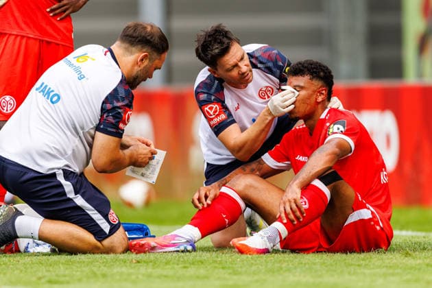 MAINZ, GERMANY - JULY 17: Ransford-Yeboah Koenigsdoerffer (Königsdörffer, 1. FSV Mainz 05, 11) was hit by Yannick Onohiol (1. FC Kaiserslautern, 34) during the battle for the ball in the air during the exhibition game between 1. FSV Mainz 05 vs. 1. FC Kaiserslautern at Bruchweg Stadium in preparation for the Bundesliga season 2026 27 on July 17, 2026 in Mainz, Germany. Ransford-Yeboah Koenigsdoerffer (Königsdörffer, 1. FSV Mainz 05, 11) is hurt and is being treated. He has a laceration on the face. DFL REGULATIONS PROHIBIT ANY USE OF PHOTOGRAPHS AS IMAGE SEQUENCES AND OR QUASI-VIDEO. Rhineland-Palatinate Germany Copyright: xStephanxHahnex