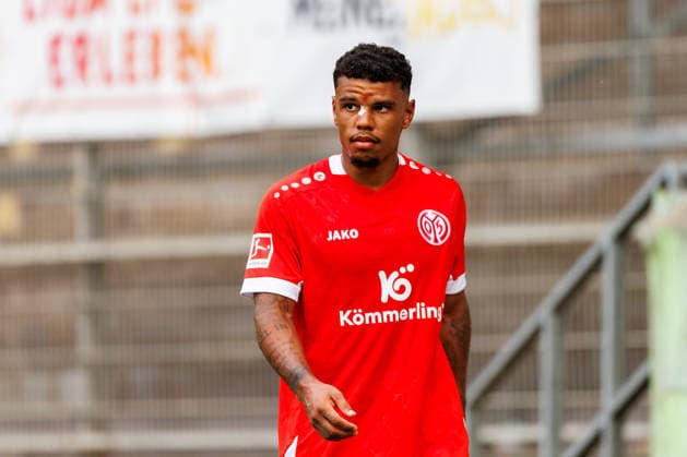 MAINZ, GERMANY - JULY 17: Ransford-Yeboah Koenigsdoerffer (Königsdörffer, 1. FSV Mainz 05, 11) was hit by Yannick Onohiol (1. FC Kaiserslautern, 34) during the battle for the ball in the air during the exhibition game between 1. FSV Mainz 05 vs. 1. FC Kaiserslautern at Bruchweg Stadium in preparation for the Bundesliga season 2026 27 on July 17, 2026 in Mainz, Germany. Ransford-Yeboah Koenigsdoerffer (Königsdörffer, 1. FSV Mainz 05, 11) is hurt and is being treated. He has a laceration on the face. DFL REGULATIONS PROHIBIT ANY USE OF PHOTOGRAPHS AS IMAGE SEQUENCES AND OR QUASI-VIDEO. Rhineland-Palatinate Germany Copyright: xStephanxHahnex