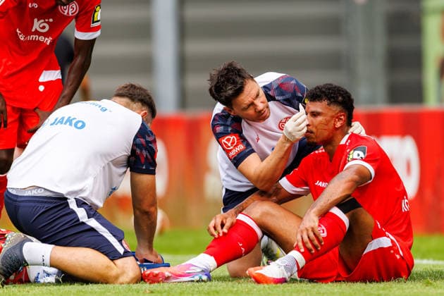 MAINZ, GERMANY - JULY 17: Ransford-Yeboah Koenigsdoerffer (Königsdörffer, 1. FSV Mainz 05, 11) was hit by Yannick Onohiol (1. FC Kaiserslautern, 34) during the battle for the ball in the air during the exhibition game between 1. FSV Mainz 05 vs. 1. FC Kaiserslautern at Bruchweg Stadium in preparation for the Bundesliga season 2026 27 on July 17, 2026 in Mainz, Germany. Ransford-Yeboah Koenigsdoerffer (Königsdörffer, 1. FSV Mainz 05, 11) is hurt and is being treated. He has a laceration on the face. DFL REGULATIONS PROHIBIT ANY USE OF PHOTOGRAPHS AS IMAGE SEQUENCES AND OR QUASI-VIDEO. Rhineland-Palatinate Germany Copyright: xStephanxHahnex