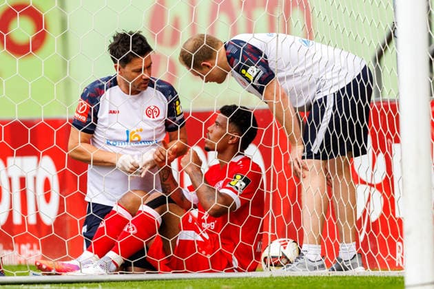 MAINZ, GERMANY - JULY 17: Ransford-Yeboah Koenigsdoerffer (Königsdörffer, 1. FSV Mainz 05, 11) was hit by Yannick Onohiol (1. FC Kaiserslautern, 34) during the battle for the ball in the air during the exhibition game between 1. FSV Mainz 05 vs. 1. FC Kaiserslautern at Bruchweg Stadium in preparation for the Bundesliga season 2026 27 on July 17, 2026 in Mainz, Germany. Ransford-Yeboah Koenigsdoerffer (Königsdörffer, 1. FSV Mainz 05, 11) is hurt and is being treated. He has a laceration on the face. DFL REGULATIONS PROHIBIT ANY USE OF PHOTOGRAPHS AS IMAGE SEQUENCES AND OR QUASI-VIDEO. Rhineland-Palatinate Germany Copyright: xStephanxHahnex