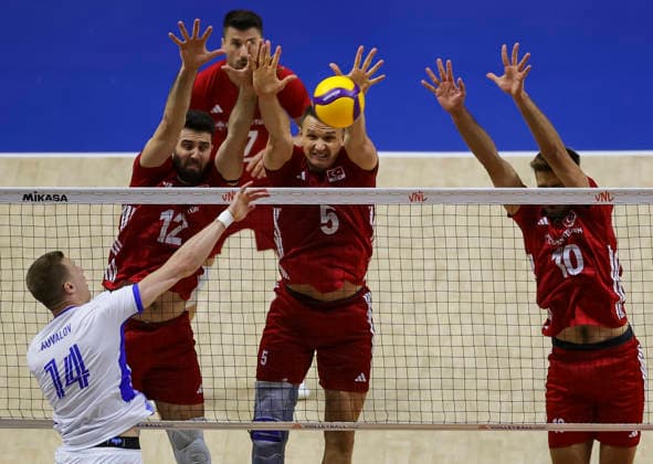 WomenÕs Volleyball Nations League - Belgrade 2026 Ukraine s Illa Kovalov spikes the ball against Turkey s Adis Lagumdzija (L) Turkey s Marko Matic and Turkey s Mirza Lagumdzija during the MenÕs Volleyball Nations League Pool 7 match between Turkiye and Ukraine at Belgrade Arena on July 17, 2026 in Belgrade, Serbia. Belgrade Serbia Copyright: xSrdjanxStevanovicx x