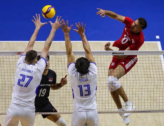 WomenÕs Volleyball Nations League - Belgrade 2026 Turkey s Mirza Lagumdzija spikes the ball against Ukraine s Vladyslav Shchurov and Ukraine s Vasyl Tupchii during the MenÕs Volleyball Nations League Pool 7 match between Turkiye and Ukraine at Belgrade Arena on July 17, 2026 in Belgrade, Serbia. Belgrade Serbia Copyright: xSrdjanxStevanovicx x