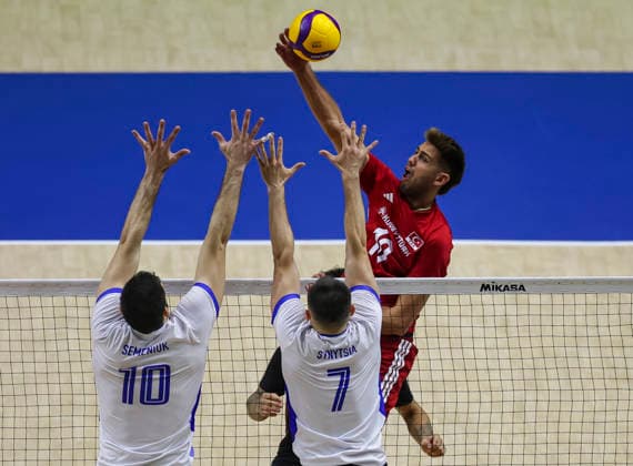 WomenÕs Volleyball Nations League - Belgrade 2026 Turkey s Mirza Lagumdzija spikes the ball against Ukraine s Yurii Semeniuk and Ukraine s Yurii Synytsia during the MenÕs Volleyball Nations League Pool 7 match between Turkiye and Ukraine at Belgrade Arena on July 17, 2026 in Belgrade, Serbia. Belgrade Serbia Copyright: xSrdjanxStevanovicx x