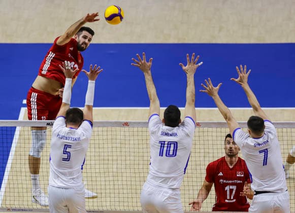 WomenÕs Volleyball Nations League - Belgrade 2026 Turkey s Adis Lagumdzija spikes the ball against Ukraine s Oleh Plotnytskyi, Ukraine s Yurii Semeniuk and Ukraine s Yurii Synytsia during the MenÕs Volleyball Nations League Pool 7 match between Turkiye and Ukraine at Belgrade Arena on July 17, 2026 in Belgrade, Serbia. Belgrade Serbia Copyright: xSrdjanxStevanovicx x