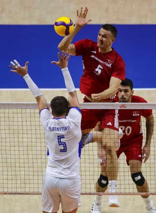 WomenÕs Volleyball Nations League - Belgrade 2026 Turkey s Marko Matic spikes the ball against Ukraine s Oleh Plotnytskyi during the MenÕs Volleyball Nations League Pool 7 match between Turkiye and Ukraine at Belgrade Arena on July 17, 2026 in Belgrade, Serbia. Belgrade Serbia Copyright: xSrdjanxStevanovicx x