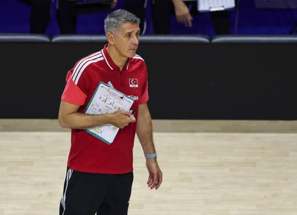 WomenÕs Volleyball Nations League - Belgrade 2026 Turkey s Slobodan Kovac looks on during the MenÕs Volleyball Nations League Pool 7 match between Turkiye and Ukraine at Belgrade Arena on July 17, 2026 in Belgrade, Serbia. Belgrade Serbia Copyright: xSrdjanxStevanovicx x