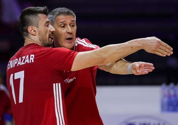 WomenÕs Volleyball Nations League - Belgrade 2026 Turkey s Slobodan Kovac speaks to Turkey s Murat Yenipazar during the MenÕs Volleyball Nations League Pool 7 match between Turkiye and Ukraine at Belgrade Arena on July 17, 2026 in Belgrade, Serbia. Belgrade Serbia Copyright: xSrdjanxStevanovicx x