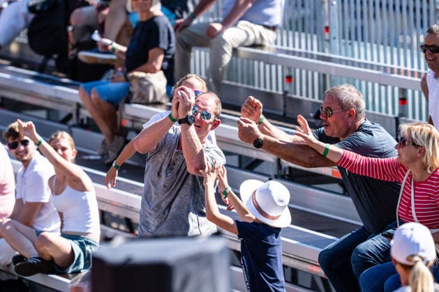 TENNIS - WTA, Tennis Damen Generali Open Ladies Kitzbuehel KITZBUEHEL,AUSTRIA,17.JUL.26 - TENNIS - WTA Tour, Generali Open Ladies Kitzbuehel. Image shows fans catching a tennis ball.  GEPAxpictures xJulioxArellano