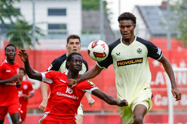 Jeremiah Debrah (1.FSV Mainz, 38) und Kelven Frees (1. FC Kaiserslautern, 45) , Deutschland, Fussball, Testspiel, 2026 2027, 1.FSV Mainz 05 vs. 1.FC Kaiserslautern, 17.07.2026, Mainz Bruchwegstadion Rheinland-Pfalz Deutschland *** Jeremiah Debrah, 1 FSV Mainz, 38, and Kelven Frees, 1 FC Kaiserslautern, 45, Germany, soccer, friendly match, 2026–2027, 1 FSV Mainz 05 vs. 1 FC Kaiserslautern, July 17, 2026, Bruchwegstadion, Mainz, Rhineland-Palatinate, Germany Copyright: xGrantxHubbsx