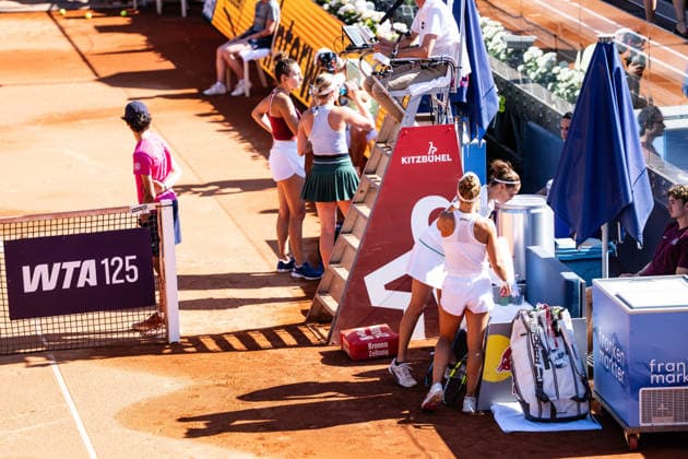 TENNIS - WTA, Tennis Damen Generali Open Ladies Kitzbuehel KITZBUEHEL,AUSTRIA,17.JUL.26 - TENNIS - WTA Tour, Generali Open Ladies Kitzbuehel. Image shows players during drink pause.  GEPAxpictures xJulioxArellano