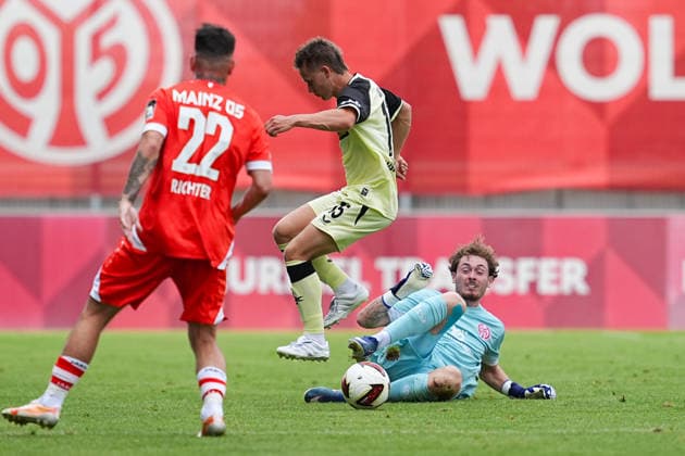17.07.2026, xydrx, Fußball, Testspiel, 1. FSV Mainz 05 - 1. FC Kaiserslautern, Saison 2026 2027, Stadion am Bruchweg: Maximilian Kinzig (1.FSV Mainz 05, 40) im Zweikampf gegen Naatan Skyttae (1.FC Kaiserslautern, 15) DFB regulations prohibit any use of photographs as image sequences and or quasi-video. *** July 17, 2026, xydrx, Soccer, Friendly Match, 1 FSV Mainz 05 vs. 1 FC Kaiserslautern, 2026–2027 Season, Bruchweg Stadium, Maximilian Kinzig, 1 FSV Mainz 05, 40 in a tackle against Naatan Skyttae, 1 FC Kaiserslautern, 15. DFB regulations prohibit any use of photographs as image sequences and or quasi-video. Copyright: HMBxMedia YannisxDreimann