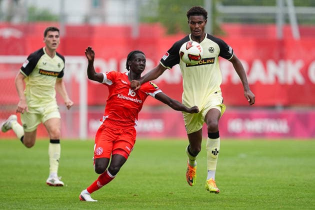 17.07.2026, xydrx, Fußball, Testspiel, 1. FSV Mainz 05 - 1. FC Kaiserslautern, Saison 2026 2027, Stadion am Bruchweg: Jeremiah Debrah (1.FSV Mainz 05, 38) im Zweikampf gegen Kelven Frees (1.FC Kaiserslautern, 45) DFB regulations prohibit any use of photographs as image sequences and or quasi-video. *** July 17, 2026, xydrx, Soccer, Friendly Match, 1 FSV Mainz 05 vs. 1 FC Kaiserslautern, 2026–2027 Season, Bruchweg Stadium: Jeremiah Debrah (1 FSV Mainz 05) challenges Kelven Frees (1 FC Kaiserslautern) in a tackle at the 38-minute mark; DFB regulations prohibit any use of photographs as image sequences and or quasi-video Copyright: HMBxMedia YannisxDreimann