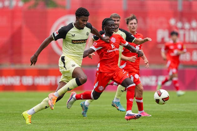 17.07.2026, xydrx, Fußball, Testspiel, 1. FSV Mainz 05 - 1. FC Kaiserslautern, Saison 2026 2027, Stadion am Bruchweg: Kelven Frees (1.FC Kaiserslautern, 45) im Zweikampf gegen Jeremiah Debrah (1.FSV Mainz 05, 38) DFB regulations prohibit any use of photographs as image sequences and or quasi-video. *** July 17, 2026, xydrx, Soccer, Friendly Match, 1 FSV Mainz 05 vs. 1 FC Kaiserslautern, 2026–2027 Season, Bruchweg Stadium, Kelven Frees, 1 FC Kaiserslautern, No. 45 in a tackle against Jeremiah Debrah of 1 FSV Mainz 05, No. 38. DFB regulations prohibit any use of photographs as image sequences and or quasi-video. Copyright: HMBxMedia YannisxDreimann