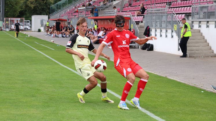 17.07.2026, xrekx, Fussball Testspiel, FSV Mainz 05 - 1.FC Kaiserslautern v.l. Ben Jungfleisch (1.FC Kaiserslautern) Fabio Gruber (1. FSV Mainz 05) Zweikampf, Aktion, action, battle for the ball (DFL DFB REGULATIONS PROHIBIT ANY USE OF PHOTOGRAPHS as IMAGE SEQUENCES and or QUASI-VIDEO) Mainz *** July 17, 2026, xrekx, Soccer Friendly Match, FSV Mainz 05 vs. 1. FC Kaiserslautern: Ben Jungfleisch (1. FC Kaiserslautern) vs. Fabio Gruber (FSV Mainz 05), Tackle, Action, battle for the ball. DFL and DFB regulations prohibit any use of photographs as image sequences and or quasi-video. Mainz