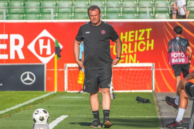 Fussball Österreich - 17.07.2026 - Internationales Testspiel - SV Oberbank Ried vs. Rot Weiss Essen - BWT x Oberösterreichische Arena (Ried, Österreich): Uwe Koschinat *** Soccer Austria July 17, 2026 International Friendly: SV Oberbank Ried vs. Rot Weiss Essen BWT x Oberösterreichische Arena, Ried, Austria Uwe Koschinat Copyright: xLukasxBierederx