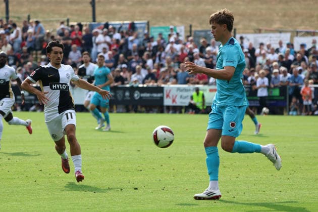 17.07.2026, Fussball, Herren, Testspiel, Saison 2026 2027, SV 07 Elversberg - FC Viktoria Köln, Jason Ceka (SV 07 Elversberg), Tim Kloss (FC Viktoria Köln) Überherrn-Felsberg Rasenplatz Felsberg Saarland Deutschland (DEU) *** July 17, 2026, Soccer, Men s, Friendly Match, 2026–2027 Season, SV 07 Elversberg vs. FC Viktoria Köln, Jason Ceka (SV 07 Elversberg), Tim Kloss (FC Viktoria Köln), Überherrn Felsberg, Grass Field, Felsberg, Saarland, Germany, DEU Copyright: xSebastianxBachx